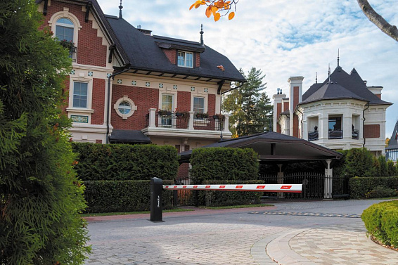 Parking uchun yechimlar: DoorHan shlagbaumlari, bollardlari va darvozalari