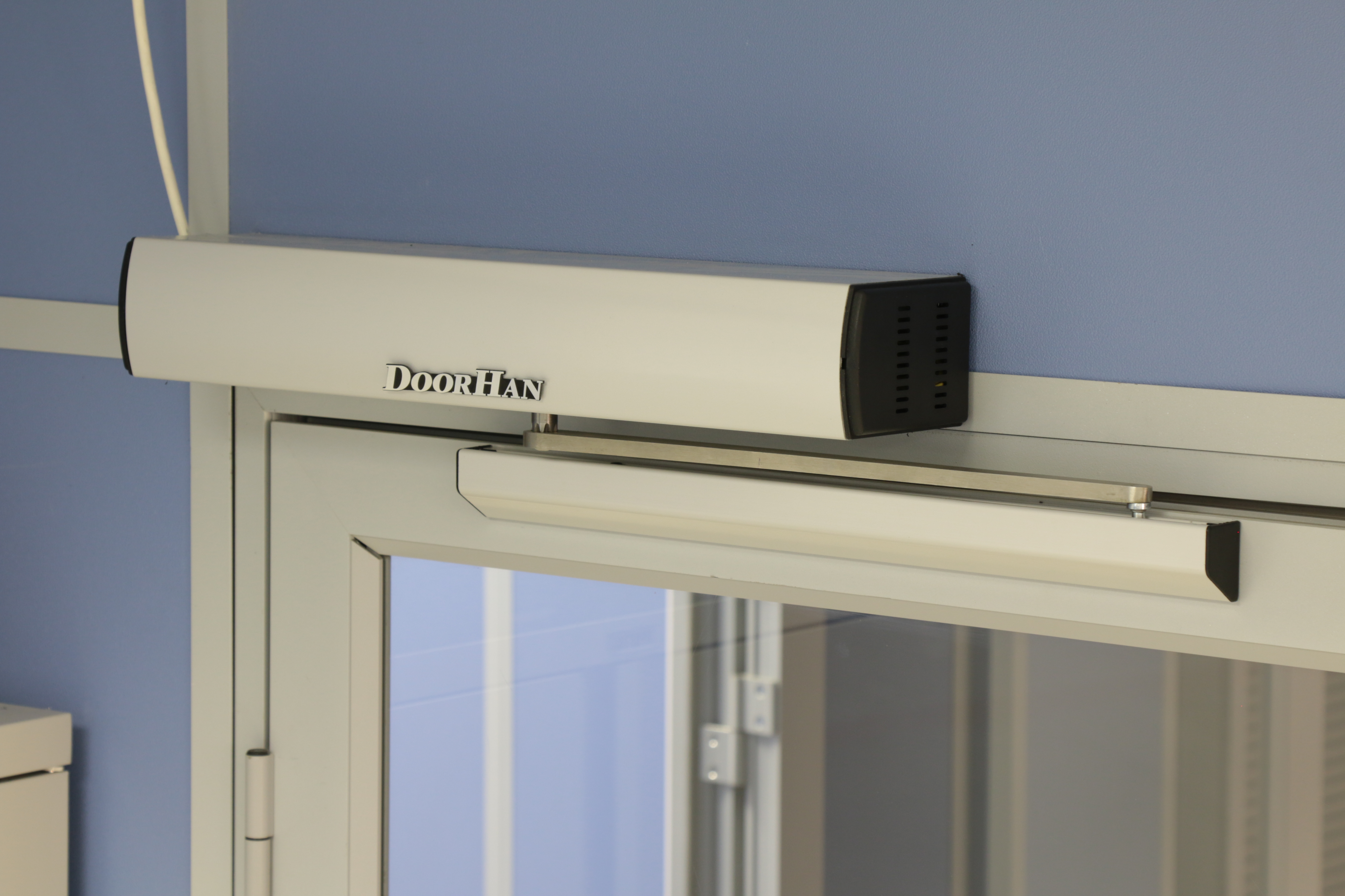 Приводы для распашных дверей