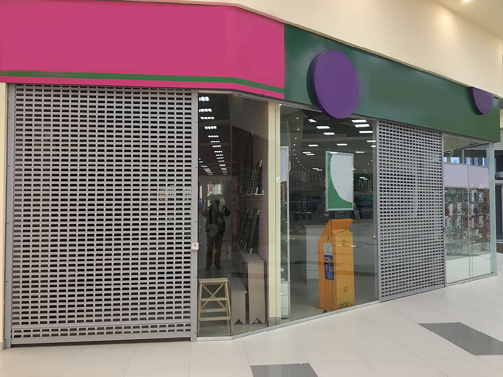 Рольворота из решетчатого экструдированного профиля RHE78G с прозрачными вставками